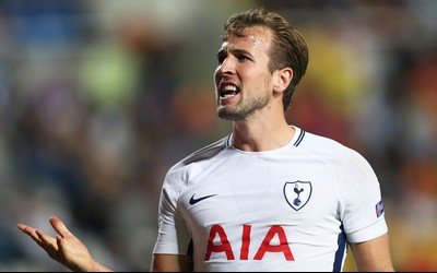 熊猫体育讨论-姆贝乌莫赛后拥抱教练